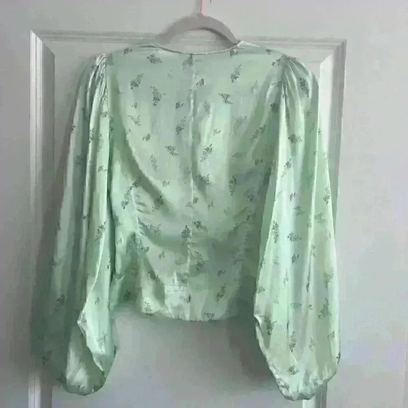 Ganni Silk blouse - Excellent condition  Green, Silk  Size - 36 FR - US 4 - Picture 3 of 8